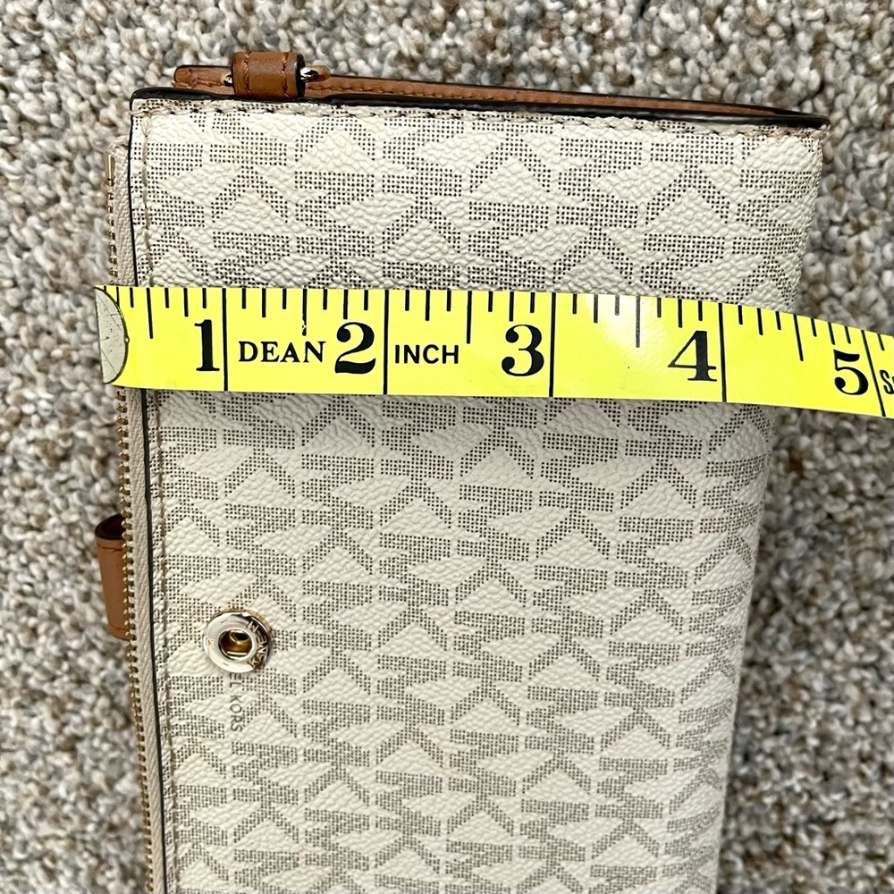 Michael Kors Double Zip Wallet with Cream Signature MK logo/print - Picture 9 of 10